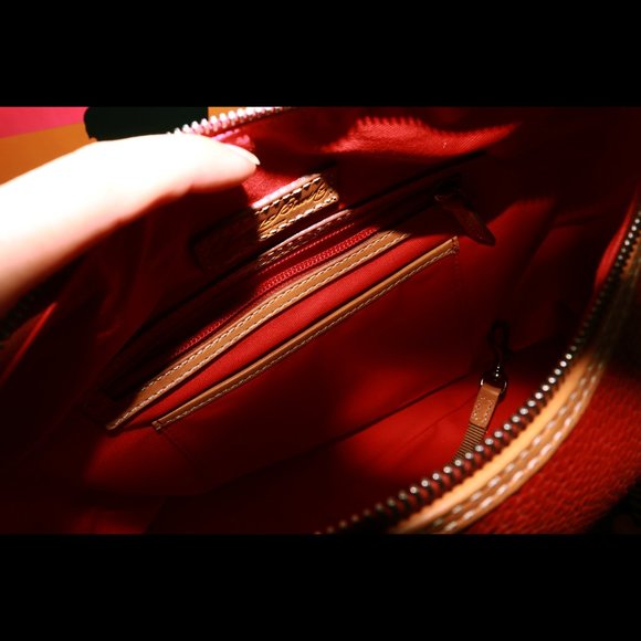 NEW DOONEY & BOURKE PEBBLE GRAIN PAIGE SAC IN RED - Picture 8 of 10